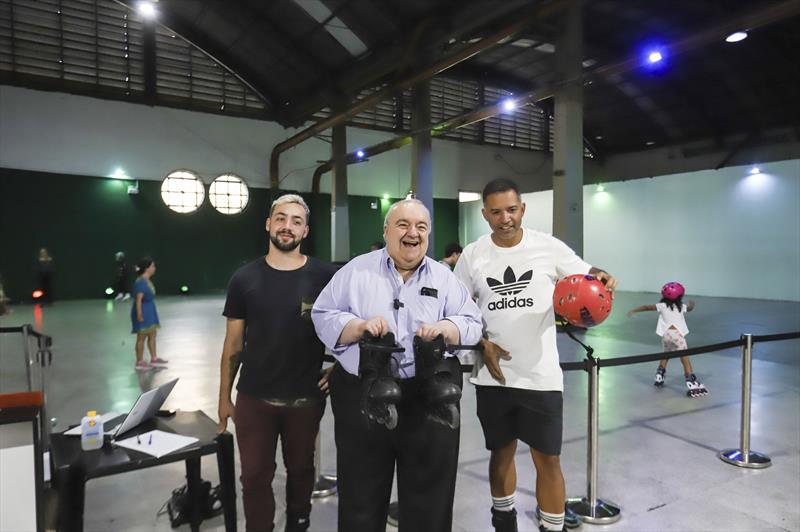 Crianças e adultos têm aula de graça de patinação no Mercado Municipal