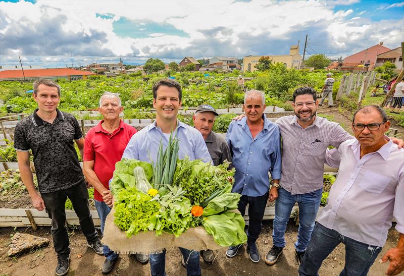 Eduardo Pimentel Conversa Moradores E Recebe Produtos Da Horta