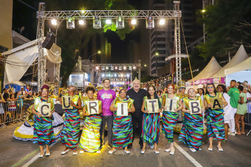 Greca E Eduardo Pimentel Participam Do Desfile Das Escolas De Samba Em ...